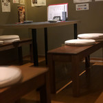 炭焼 おかげさん - 卓席、中央に大型テレビも有ります！