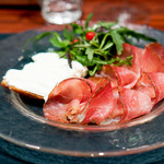 osteria LIU - 燻製生ハム“スペック”と燻製リコッタチーズの 　クロスティーニの取り合わせ