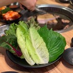 ヨプの王豚塩焼 熟成肉専門店 - サムギョプサルの野菜食べ放題