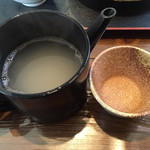 花月庵 - 澱粉質が下に沈殿する程濃厚な蕎麦湯