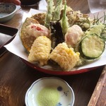 生そば・下山 - 抹茶塩でいただく野菜の天ぷら。なんと800円(⌒-⌒; )