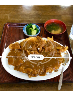 まつもと食堂 - 直径30cmの大皿に山盛りカツカレー