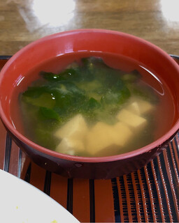 まつもと食堂 - ワカメと豆腐の味噌汁付き