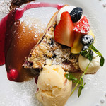 モモカフェ - 4種のベリーの焼き込みタルト アイスクリーム添え