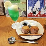 キャトナップ - 全粒粉スコーンは１個当たり２５０円(税込)。メロンクリームソーダは４６０円(税込)でバニラアイスのせ。