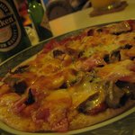 バーニーズカフェ＆ダイナー - 舞茸とベーコンとグラハム生地のピザ/800円