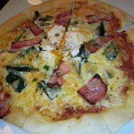 アスキア - ベーコンとホウレン草のビスマルク風