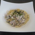 Trattoria TAZZA - 自家製スモークチキンとキノコのクリームソース・パスタ千円