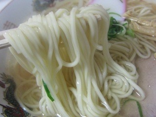 中華そばよしとく - 独特な麺は色が白い歯ごたえのある麺