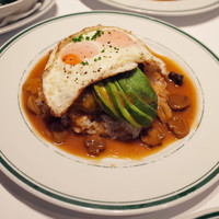 ウルフギャング・ステーキハウス 丸の内店 - ロコモコ(1800円・外税・サ10%別)+アボカド(300円・外税・サ10%別)+チーズ(200円・外税・サ10%別)