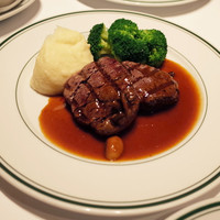 ウルフギャング・ステーキハウス 丸の内店 - フィレミニヨン メダイヨンスタイル マッシュルームソース(2900円・外税・サ10%別)