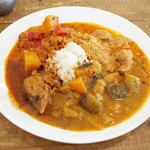 ヴェヌス サウス インディアン ダイニング - ランチビュッフェ(1000円) この日はマドラスチキンカレー、ミーンコランブ、赤パプリカじゃがいもマサラ、サンバル