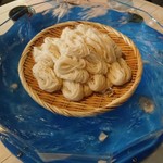 三輪そうめん流し - 【そうめん(流す前)】
            この時点で水流の速さが伝わりますでしょうか。
            波打ってます。