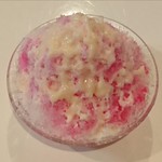 Waron Kafe - 【かき氷(いちごミルク)：上から】
                        練乳は無料でトッピングできました。