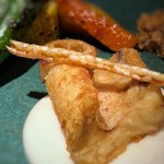 大どころ - ＊甘鯛の鱗は程良い塩加減でサクサク食感で美味しい。 ＊甘鯛自体は生でも頂ける品ですので旨みがありますし､石垣鯛の白子ソースもよく合い美味。