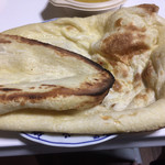 ミールス - 注文して焼いてくれる焼きたてナン、美味しい(^ ^)テイクアウトは紙袋に入れてくれるので、そのまま紙袋から出すとこんな感じになります。ご愛嬌です♬