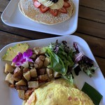 Barefoot Beach Cafe - パンケーキ(奥)とオムレツ(手前)
