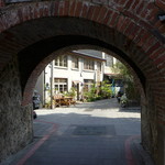 壹零捌・一 - 煉瓦と珊瑚セメントでできています。