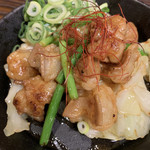 麺飯食堂 三羽鴉 - 名物ホルモンの鉄板焼き(夜のみ)♡¥690(税込)