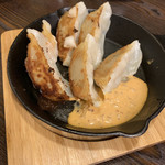 麺飯食堂 三羽鴉 - タルタルラー油の鉄板ギョーザ♡¥350(税込)