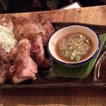 ラコタ - 鶏の炭火焼 ガイヤーンと豚の炭火焼の2品盛り