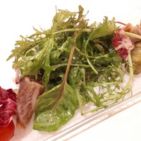 三田牛竈炭火焼 ウェスタ - ワラを使用した三角バラの自家製スモーク生ハム
                      季節野菜の揚げびたし　サラダ仕立て