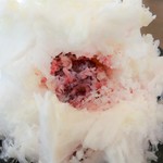 かどしげ農園 カキ氷店 - 氷の中に苺が