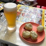 西湖春上海小龍包 - 上海小籠包4個 400円(税込)・ビール 380円(税込)
