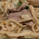一発ラーメン はしご屋 - モチモチ極太麺、野菜、豚肉