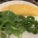 ウエスト青山ガーデン - 2019/08 〈青山ガーデン限定メニュー〉のトマト＆モッツァレラチーズオムレツ スープかコーヒー・ティー類セット ¥2,214（税抜き）