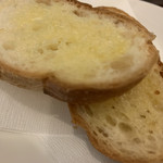 ウエスト青山ガーデン - 2019/08 〈青山ガーデン限定メニュー〉のトマト＆モッツァレラチーズオムレツ スープかコーヒー・ティー類セット ¥2,214（税抜き）のブレッド