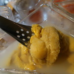 美国観光ハウス - ウニはすくっていただきます。