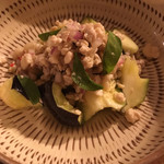 スパイスと酒 山椒魚 - 水茄子と鶏肉のタイ風サラダ