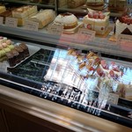 洋菓子ディンドン - ショーケースです。