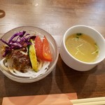 津の田ミート - セットのサラダとスープ