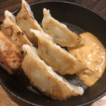 麺飯食堂 三羽鴉 - 自家製タルタルラー油の鉄板焼ぎょうざ♪