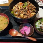 machiyakoshitsunikubarujibiezuma-ketto - サラダ、漬物、猪汁が付く