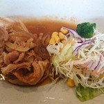 すき家 - 主役の豚生姜焼きとサラダ