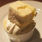 バルバッコア - プリンにソフトクリームを乗せてミルクレープのトッピング