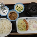 Matsuya - ソーセージエッグ定食(小鉢:ﾌﾟﾚﾐｱﾑﾐﾆ牛皿)