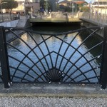 温石 - 駿河湾に続く水路。なぜか帆立の飾りが。洗礼名がJacobsのラッコは思わず立ちどまります。サンチャゴデコンポステーラへの巡礼路？確かに海は続いているよな、アハっ