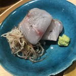 温石 - 一枚目は塩で、二枚目は加減酢と山葵でいただきます