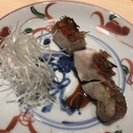 温石 - 金目鯛の炭火炙り。鱗は松笠仕立て。皮目がパリッパリで皮付き豚肉の炙りのよう