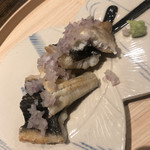温石 - 鰻のトッピングは赤玉葱のみじん切りと山葵