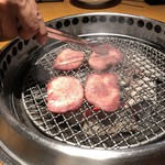 焼肉 黒5 - お肉は全て焼いてもらえます