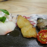 Akizuki - 桃と水牛モッツァレラチーズのカプレーゼ＋鯵のミラノ風パン粉焼き・玉葱添え＋イノシシのグリル・ピーマン巻 セミドライトマト添え