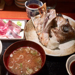 めしの助 - 真鯛かぶと塩焼きと刺身定食