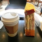 スターバックス コーヒー - チャイティーラテとBLTサンド