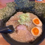 川出拉麺店 - さすが海苔屋さんのラーメン、たくさんの海苔が
            美味しいですよ。