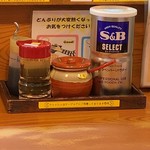 川出拉麺店 - 酢、辛味噌、黒胡椒等がカウンターにあります。
